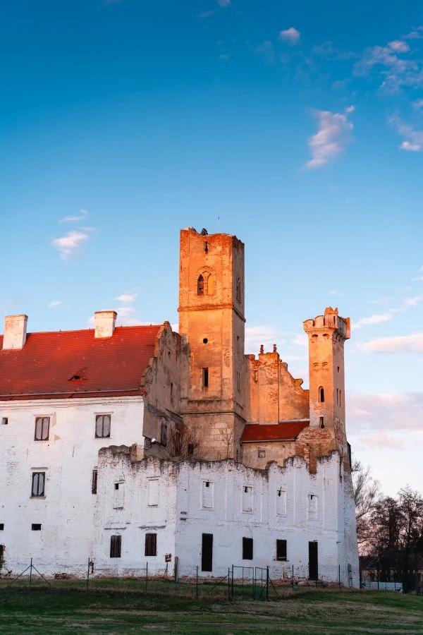 梁山伯与祝英台:千年蝶梦背后的爱情密码与人性启示