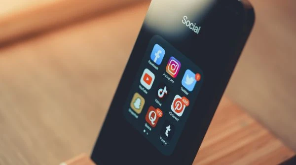 《三板斧定江山：从程咬金的传奇人生看草莽英雄的生存智慧》