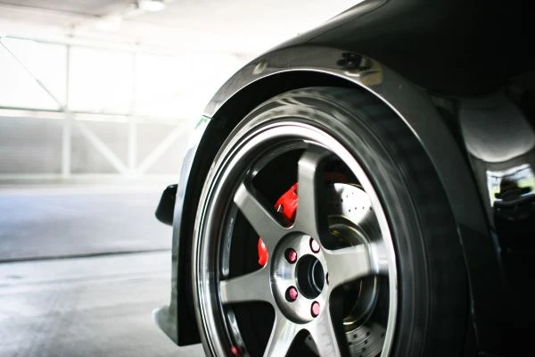 红蜡的微光:从古老仪式到心灵救赎的永恒启示