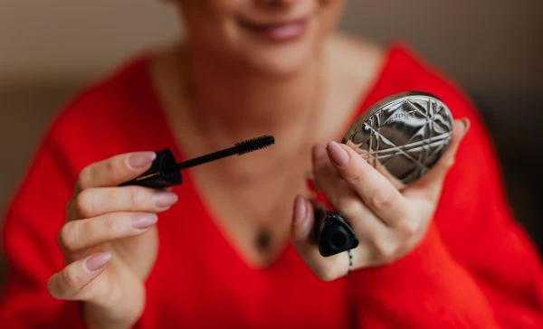 《朝花夕拾小故事：在时光褶皱里打捞童年的微光》