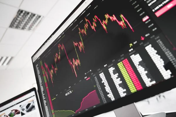 《书页间的灵魂震颤:当书籍的故事成为生命的注解》