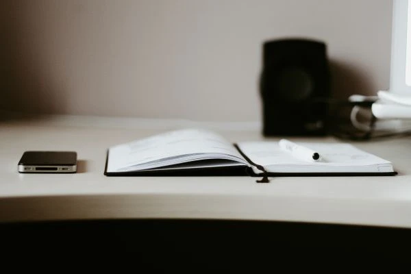 《初中故事读后感100字:那些藏在字里行间的青春回响》