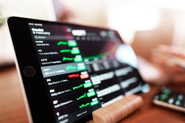 《坚毅：那些在绝境中绽放的生命之光》