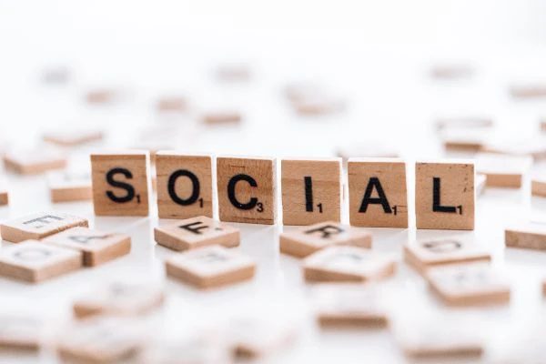 奇数和偶数的奇妙冒险：一场关于数学本质的哲学思考